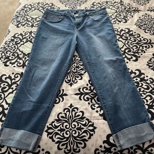 Skinny blue jean w/ stretch.